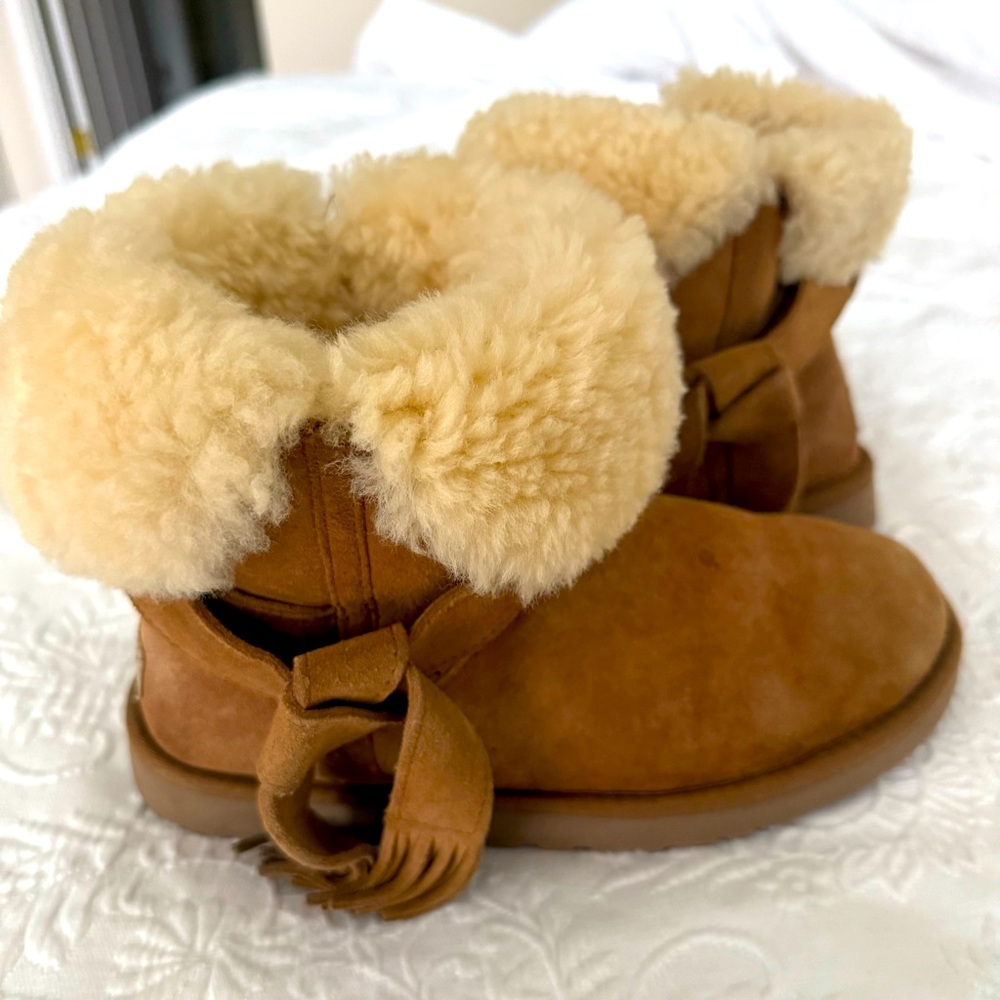 UGG Tan Light Brown Suede Leather winter Ankle Boot Booties. Size 9